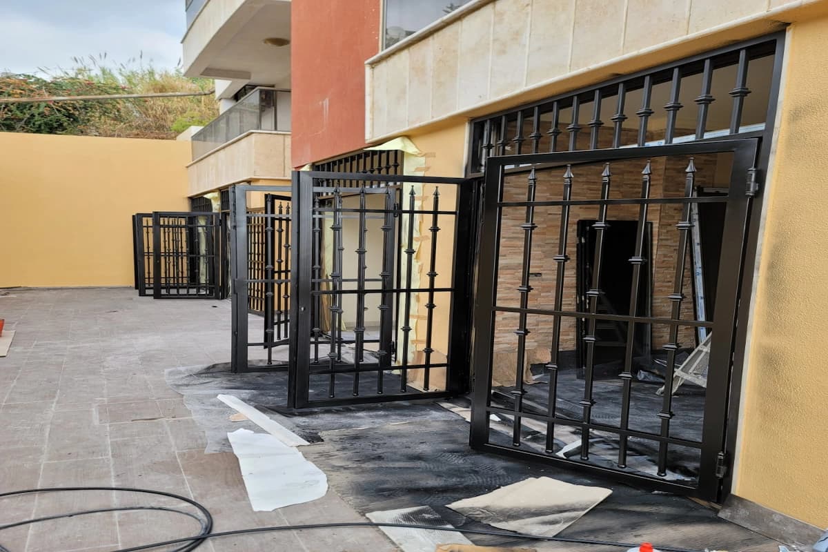 بوابات وحديد خارجي