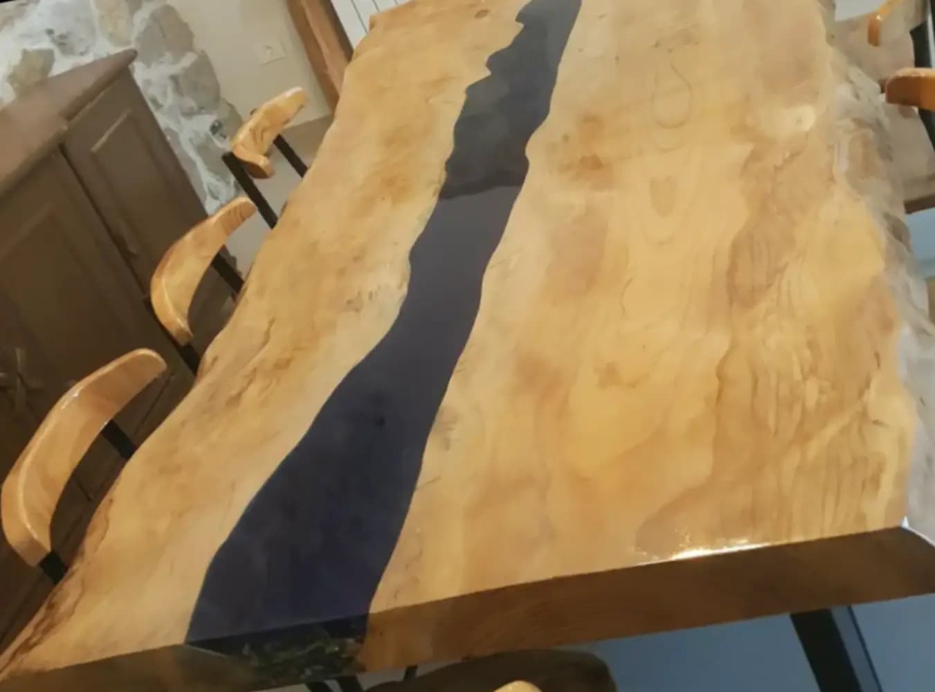 طاولة خشب أرز وإيبوكسي